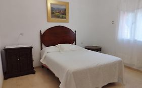 Chalet con piscina a 50 m de la playa .